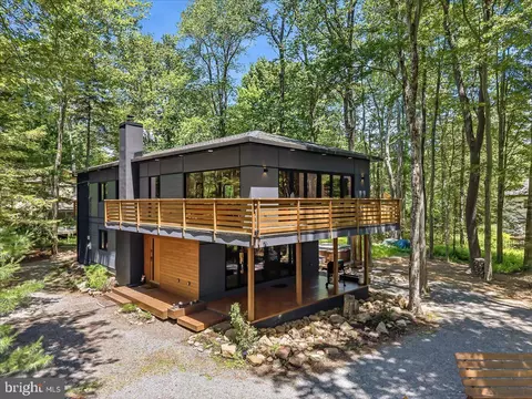 1142 Oakland Pl, Pocono Pines, PA 18350