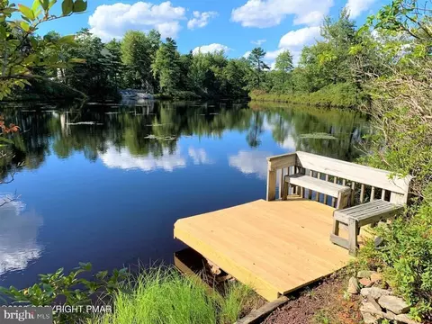 110 Powderhorn Dr, Long Pond, PA 18334