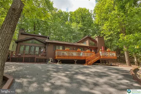 2114 Lansdale Dr, East Stroudsburg, PA 18301
