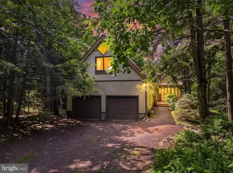 2208 Hillcrest Dr, Pocono Pines, PA 18350