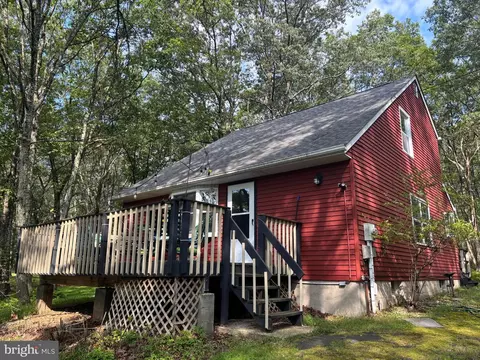 1281 N Rocky Mountain Dr, Effort, PA 18330