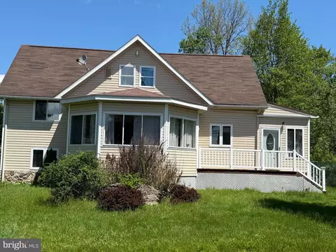 7639 Lake Shore Dr, Pocono Lake, PA 18347