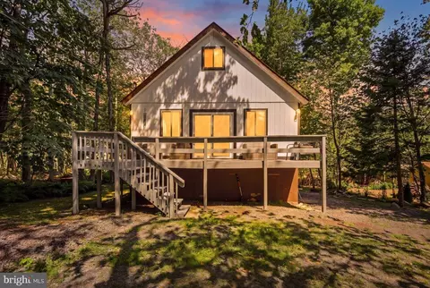 9781 Auburn Dr, Tobyhanna, PA 18466