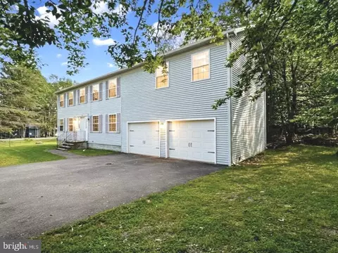 1226 Country Place Dr, Tobyhanna, PA 18466