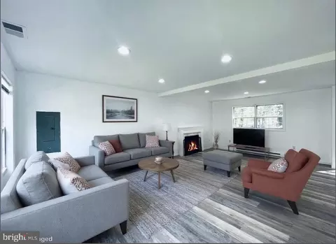 1226 Country Place Dr, Tobyhanna, PA 18466