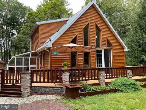 360 Arapaho Dr, Pocono Lake, PA 18347