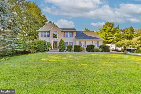 4132 Crest Dr, Stroudsburg, PA 18360
