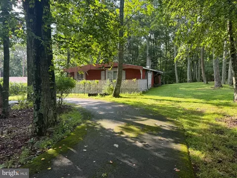1222 Valley Dr, East Stroudsburg, PA 18302