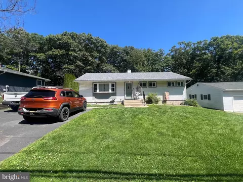 5 Oak St, Mount Pocono, PA 18344