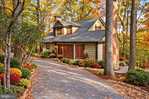 77 Swiftwater Ave, Pocono Manor, PA 18349
