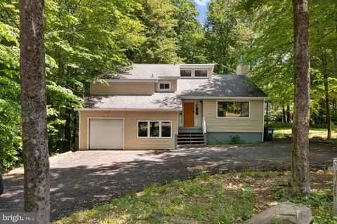 8123 Mayfair Rd, Tobyhanna, PA 18466