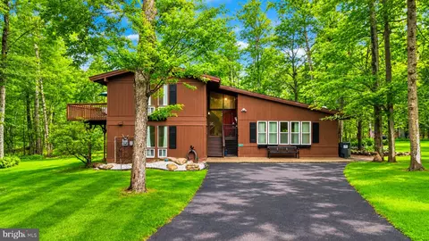 317 Arthur Cir, Tobyhanna, PA 18466