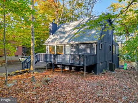 1127 Kensington Dr, Tobyhanna, PA 18466