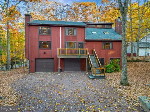 137 Clover Ln, East Stroudsburg, PA 18301