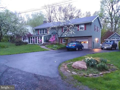 1367 Carls Ln, Bethlehem, PA 18015