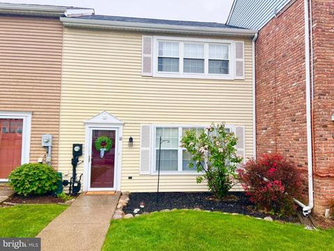 18 Bunker Hill Ct, Easton, PA 18040