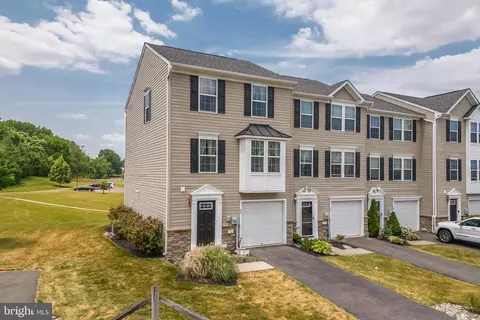24 Gold Rose Ln, Easton, PA 18045