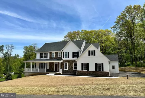 2021 Mountain Hill Ln, Hellertown, PA 18055