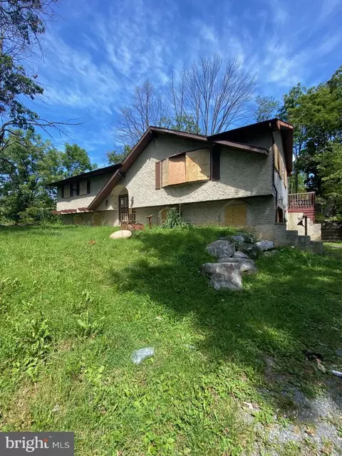 1040 Riverview Dr, Walnutport, PA 18088