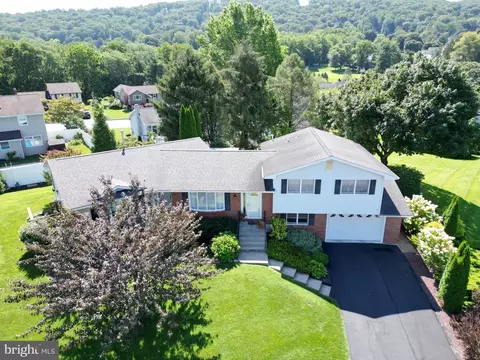 2301 Lone Cedar Dr, Easton, PA 18040