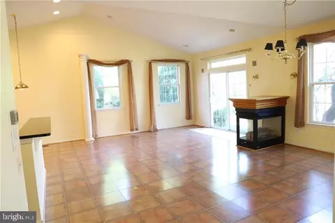 1889 Caryn Dr, Hellertown, PA 18055 photo 5