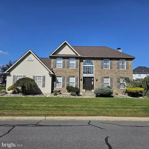 807 Blue Spruce Ln, Easton, PA 18040
