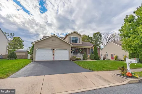 26 Country Side Ct, Easton, PA 18045