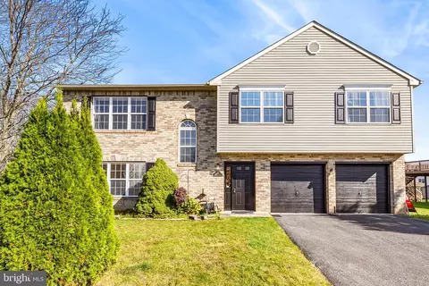 30 Heritage Ln, Easton, PA 18045