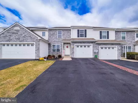 825 N Fork Dr, Easton, PA 18040