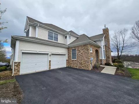 700 Quaker Ridge Ter, Easton, PA 18042