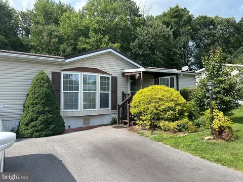 4184 Independence Ln, Walnutport, PA 18088