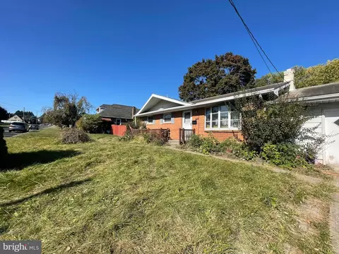 825 Tolstoy St, Freemansburg, PA 18017