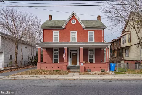 11 Main St, Walnutport, PA 18088