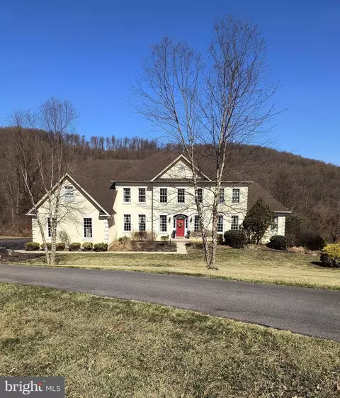 10 Hidden Meadow Dr, Easton, PA 18042
