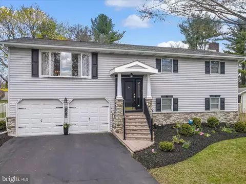 1210 Bluestone Dr, Bethlehem, PA 18017