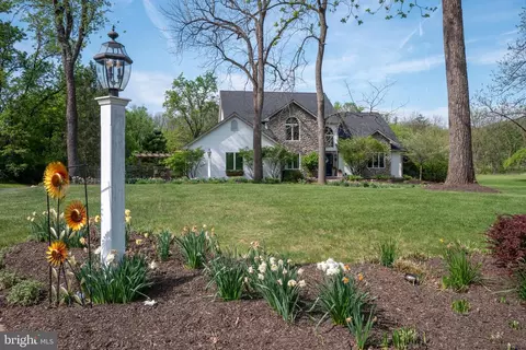 1560 Surrey Rd, Bethlehem, PA 18015