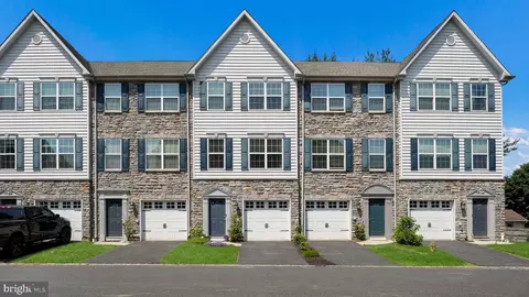 1522 Brookstone Pl, Hellertown, PA 18055