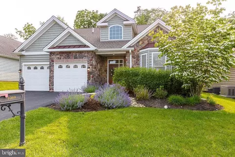 1069 Resolution Dr, Bethlehem, PA 18017