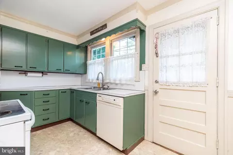 Kitchen - 321 Willow Rd, Hellertown, PA 18055 photo 2 of 2