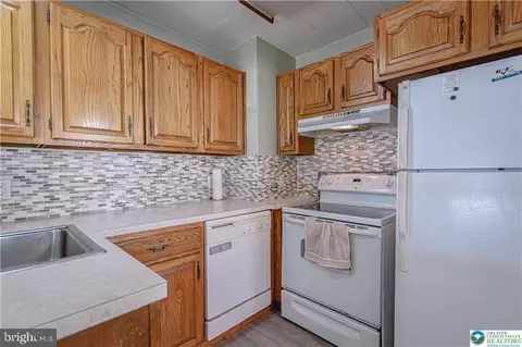Kitchen - 132 Cedar Rd, Hellertown, PA 18055 photo 3 of 4