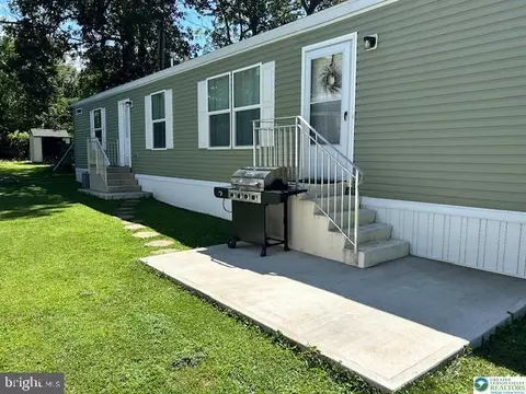 8220 Airport Rd #TRLR 17, Northampton, PA 18067