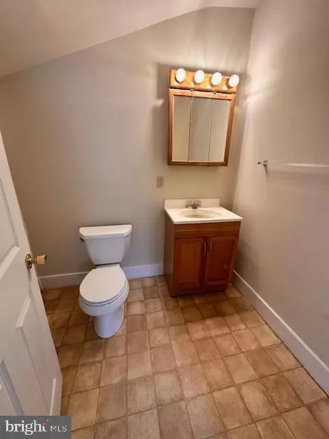 Bath - 121 E Garrison St, Bethlehem, PA 18018 photo 2 of 3