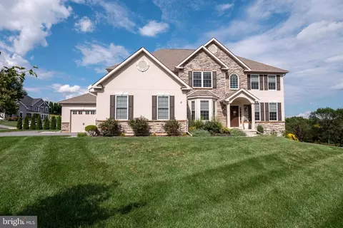 2 Creek View Ct, Easton, PA 18045