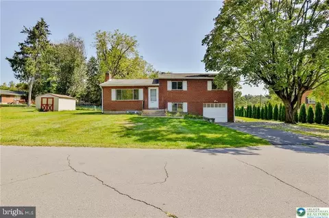 2850 Red Oak Ln, Bethlehem, PA 18017