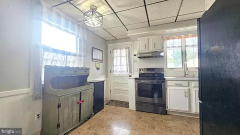 457 Maple Rd, Hellertown, PA 18055 photo 8