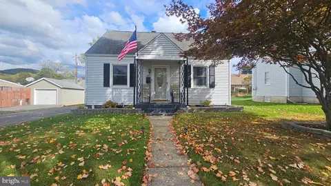 457 Maple Rd, Hellertown, PA 18055 photo 2
