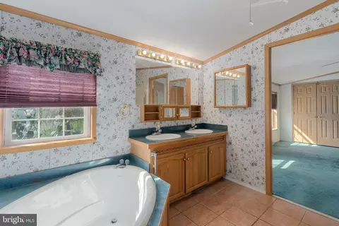 183 Greenbriar Dr S, Bath, PA 18014 photo 42