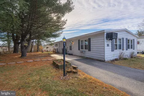 52 W Zimmer Dr, Walnutport, PA 18088