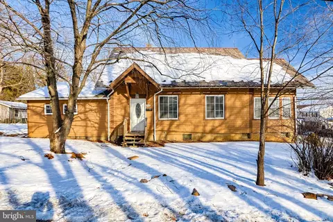 751 W Pennsylvania Ave, Pen Argyl, PA 18072