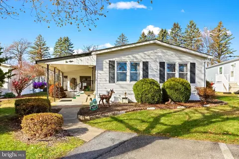 2 Hickory Hills Dr, Bath, PA 18014
